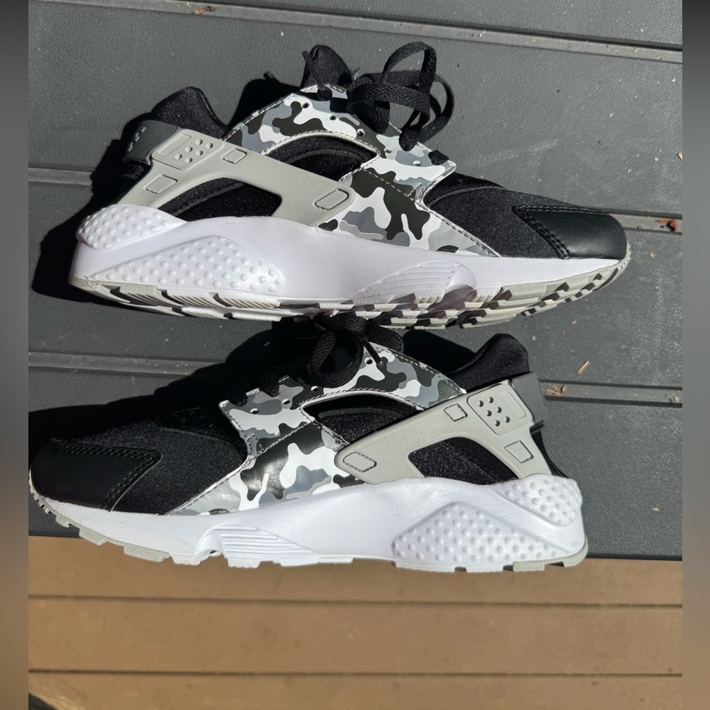 Nike Air Huarache Run Womens Shoes SZ 7Y/8.5W Black Leopard Print White - Picture 2 of 7